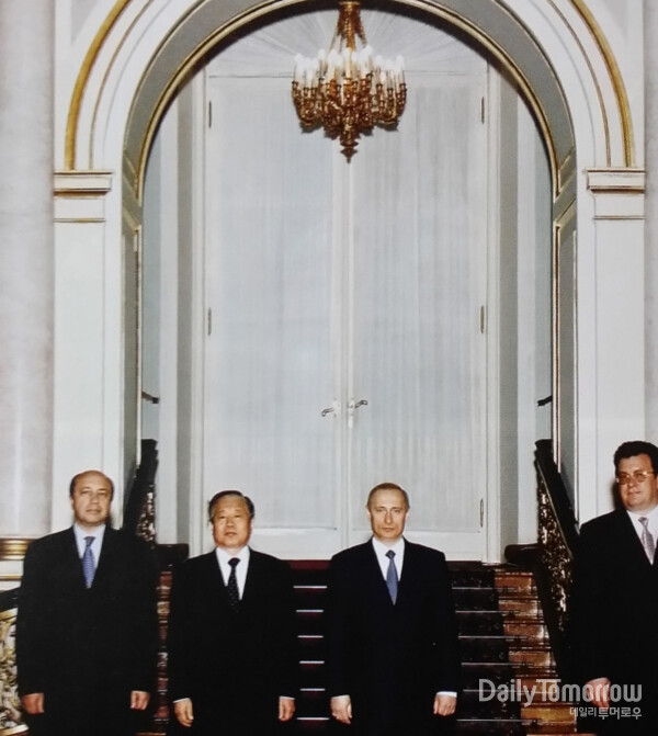 2002년 3월 모스크바 크렘린 궁에서 푸틴 러시아 대통령에게 신임장을 제정했다. 왼쪽에서 두 번째가 정태익 대사, 세 번째가 푸틴 대통령. 사진제공 정태익