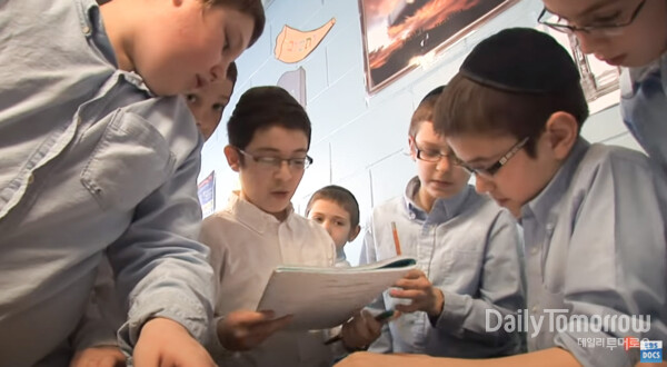 유대인 교육은 답이 없는 문제를 두고 토론을 하면서 답을 만들어 가는 방식이다.(사진 EBS 방송 캡처)