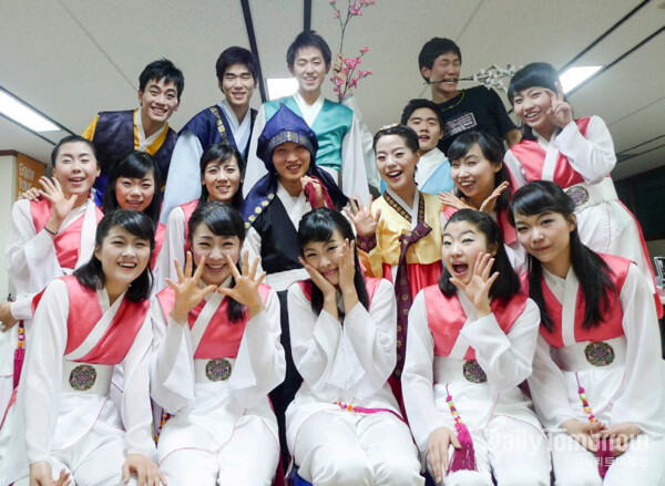 2010 천안 흥타령 춤 축제에서 전통을 살린 ‘춘향전’을 추어 대상을 수상한 모습. 당시 그는 이몽룡 역을 맡았다.