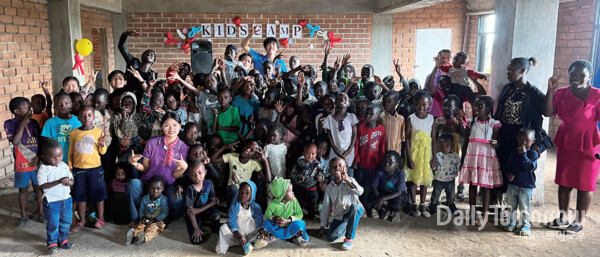 말라위 어린이들을 위한 키즈캠프에서 노래와 간단한 율동을 가르쳤다. 캠프에 참석해 행복해하는 사랑스러운 아이들과 함께. 사진제공 하은지