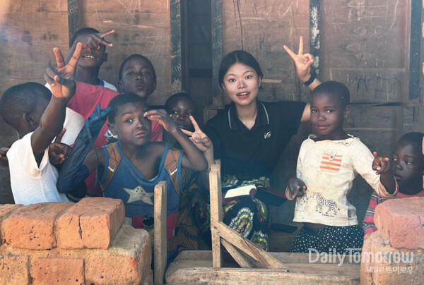 움친지umchinji라는 마을에서 무전여행 중에 만난 어린이들에게 노래를 가르쳐 주었다.사진제공 하은지