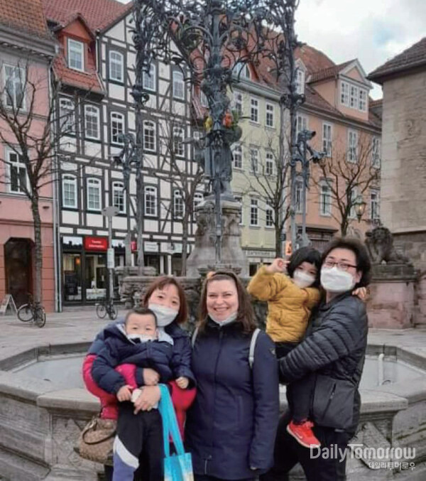 가족들과 재작년에 독일로 가서 한 달을 보냈다. 괴팅겐의 상징인 겐젤리젤 동상 앞에서 함께 사진을 찍은 야니차(30)는 한국에 오면 우리집에서 지내고, 매달 엽서를 주고받을 만큼 친하다. 사진제공 이나경