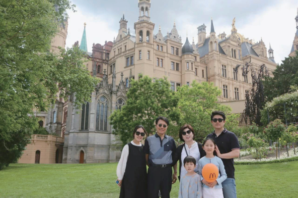 지난해 한국에서 부모님이 오셔서 가족과 다 같이 함부르크 근교의 슈베린 성으로 여행을 다녀왔다. 사진제공 정병진