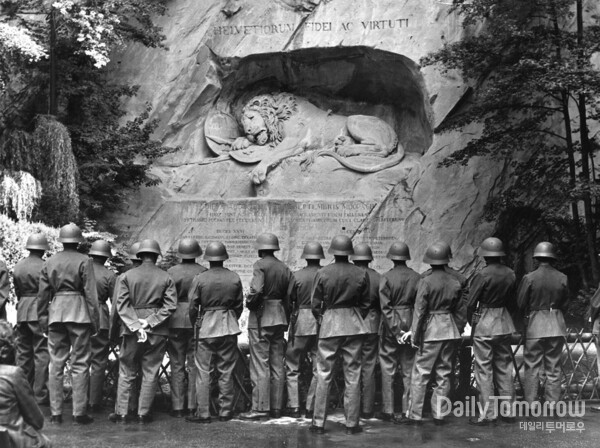 튈르리 궁전의 최후 150주년을 기리기 위해 1942년에 스위스 군인들이 ‘빈사의 사자상’을 단체 방문했다.사진 루체른 공식 홈페이지