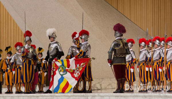 스위스인으로만 구성되는 ‘바티칸 근위병’ 입대식. 사진 위키커먼스