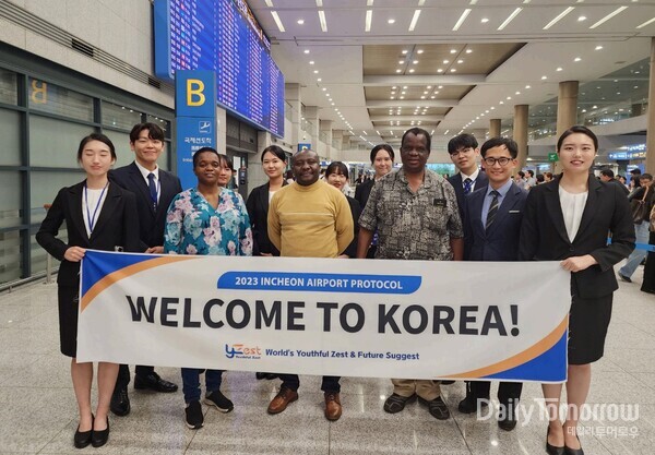 인천공항에 도착한 총장님이 한국 방문을 환영하는 축하를  받았다.