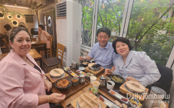 한국 음식점에서. 처음으로 먹어 본 음식의 매력에 푹 빠졌다고 한다. 사진제공 IYF