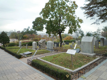 그의 유언에 따라 현재 서울시 합정동의 양화진 선교사 묘원에 안장되어 있다.