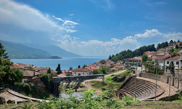 북마케도니아 대표명소인 오흐리드 호수. 호수를 품은 오흐리드는 도시 전체가 1980년 유네스코 세계유산으로 지정되었다. 사진위키미디어 커먼즈