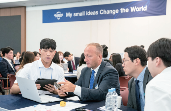 지난 7월 한국월드캠프의 리더스컨퍼런스 현장에서. 세계각국 청소년 문제의 현안과 해결책에 대해 한국 대학생들과 토의하는 시간을 가졌다. 사진 IYF