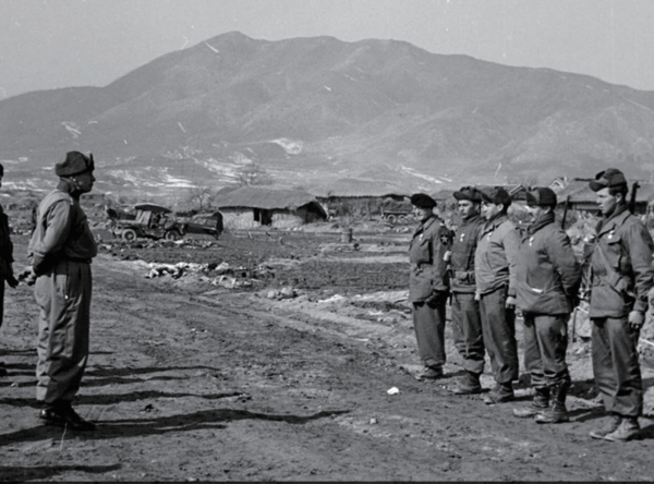 지평리 전투 후 훈장을 받는 프랑스대대. 도열한 사람들 맨 왼쪽에 몽클라르 장군이 서 있다. 사진 지평의병 지평리전투기념관