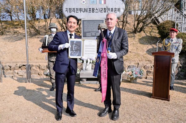 위 가족사진 속의 아들 롤랑 몽클라르 씨가 중년이 되었다. 아버지 탄생 130주년이었던 지난해에 국가보훈부 초청을 받아 한국을 방문했다. 행사에서 박민식 보훈부 장관과 함께. 사진 국가보훈부