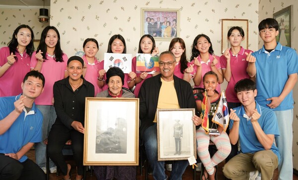 해피오피아 팀과 현지에서 활동하고 있던 한국 봉사팀이 함께 모여 6.25전쟁 당시 간호장교로 참전한 브르끄네쉬 케베데 할머니 댁을 찾았다. 아들과 며느리, 손녀와 함께 기념사진을 찍었다.