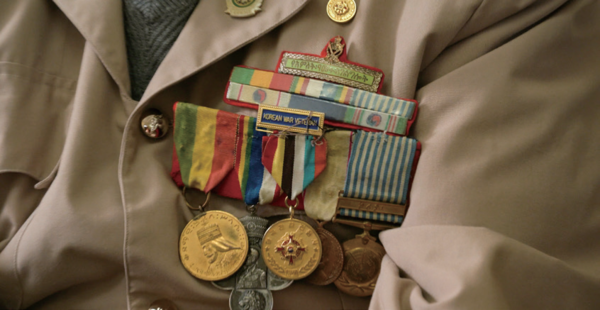 참전용사 어르신의 가슴에 달린 수많은 훈장들. 한국 전쟁 참전 훈장이 가장 중앙에 달려 있었다.