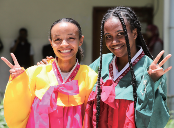 한복을 입고 환하게 웃는 에티오피아 대학생들.