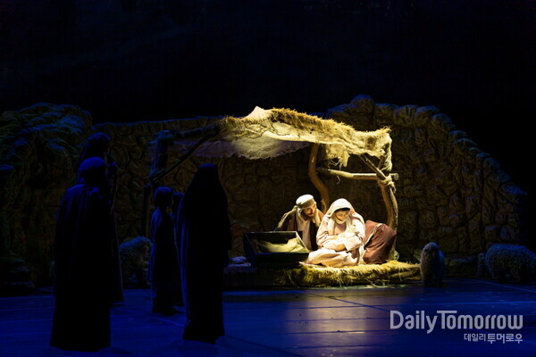 그라시아스합창단의 연말 공연 '크리스마스 칸타타' 1막의 한 장면. 사진 박법우 기자