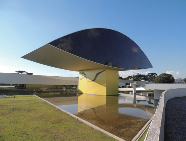 자이메가 주지사로 있던 2002년에 개관한 오스카 니마이어 뮤지엄 Oscar Niemeyer Museum. 건축의 거장인 니마이어에게 설계를 의뢰했고 신축 건물에 리모델링한 학교 건물을 이어 완성했다. 사진 www.pxhere.com 