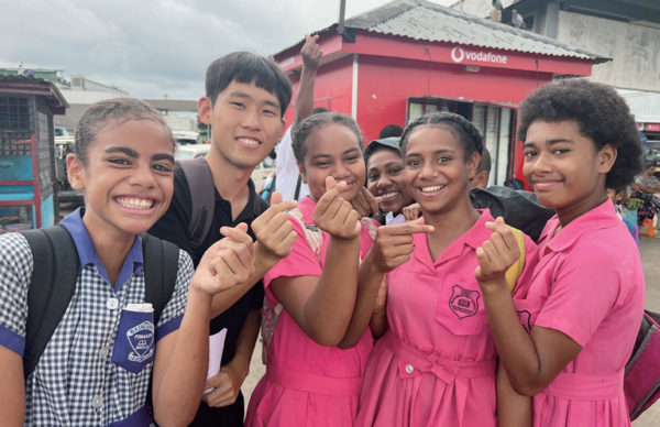 한글학교를 홍보하러 나간 길에 만난 피지의 초등학생들과 한 컷. 사진제공 박은채