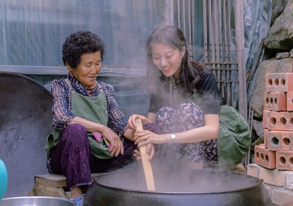  ‘고마워, 할매’에서 운영하는 지역살이 프로그램에 참가한 도시 청년이 함양의 삼휴마을에 사는 할머니께 두부 만드는 법을 배우고 있다. 둘의 대화 속에 따뜻한 정이 느껴진다. 사진 '고마워, 할매' 홍보팀