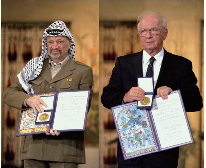 이스라엘 라빈총리(오른쪽)와PLO 대표 아라파트는 오슬로 평화협정에 조인한 공로로 1994년에 노벨 평화상을공동 수상했다.사진 노벨평화상 페이스북