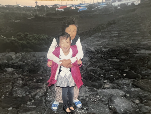 어린 시절, 하도리 바닷가 앞에서 할머니와 찍은 사진. 시진제공 곽예승