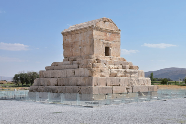 업적과 명성에 비해 키루스 대왕의 무덤은 작고 소박하다.사진 위키피디아