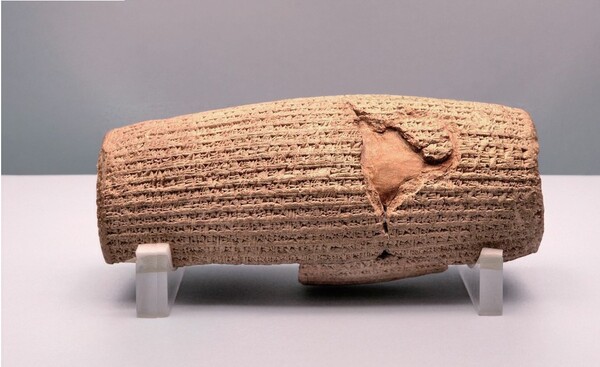 1879년 이라크에서 발견된 ‘키루스 실린더’는 기원전 538년에 유대인들이 해방된 사실을 역사적으로 증명해주는 유물이다. 진흙 위에 쐐기문자로 키루스 대왕의 업적과 통치 이념이 새겨져 있다. 사진 www.worldhistory.org