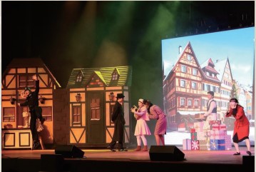 ‘미러클 투어’의 뮤지컬 속 한 장면. 안데르센의 동화 ‘성냥팔이 소녀’를 모티브로 한 뮤지컬로 2만여 명의 관객들에게 크리스마스와 가족의 의미를 새겼다. 사진 굿뉴스코 해외봉사단