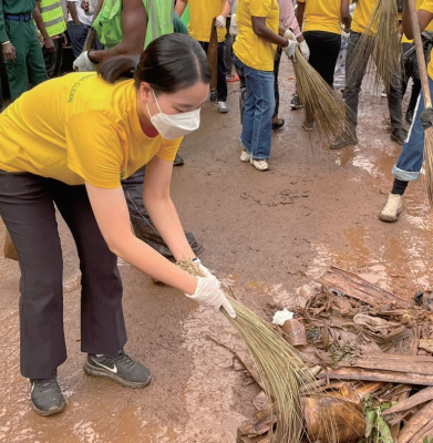 우간다 나카세로 로컬시장에서 진행한 클린 캠페인. 40명의 자원봉사자와 함께 약 3 시간 동안 청소를 했다. 다들 몸은 힘들었지만, 기쁜 마음으로 돌아갈 수 있었다. 사진 굿뉴스코 해외봉사단