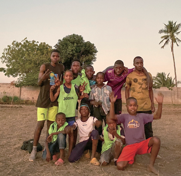 탄자니아에서 학생들에게 축구를 가르쳤다. 축구 아카데미 이름을 ‘드림 스쿨’로 지었다. 사진 굿뉴스코 해외봉사단