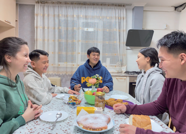 봉사활동을 마친 그는 꿈을 가지고 카자흐스탄으로 유학을 갔다. 그곳에서 함께 식사하는 시간.