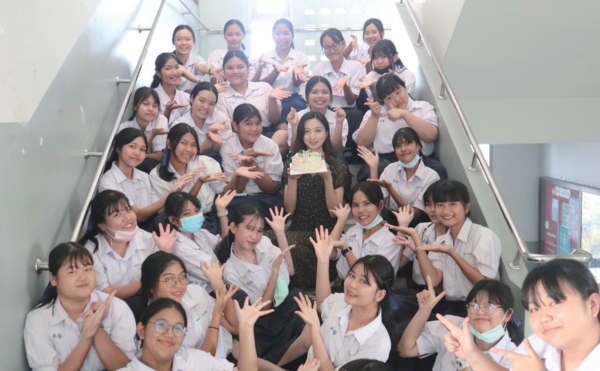교육부 파견 사업에 참여해 태국에 갔을 때, 한국어를 가르쳤던 학생들이 지은 씨의 생일을 축하했다.