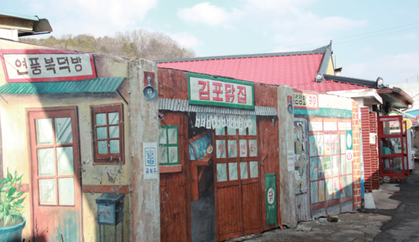 ‘달러 골목’으로 불렸던 ‘추억소환거리’의 벽화들이다. 사진 박가원 객원기자