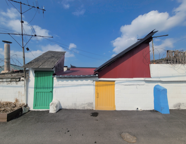 낡은 집들을 산뜻한 페인트를 칠해 마을 분위기를 바꾸었다. 사진 박가원 객원기자