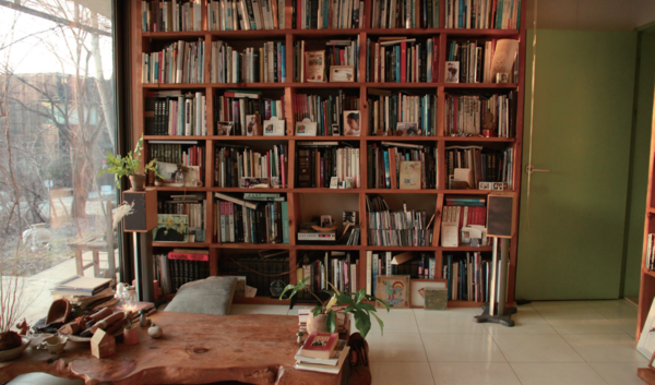 ‘모티브원’의 공용 공간과 위층의 객실 5개에 흩어져 있는 책들을 모두 모으면 1만 4천 권이라고 한다. 자연 속에서 쉬기도 하고, 하룻밤을 책과 함께 보내기에도 안성맞춤. 사진 박가원 객원기자