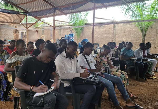  열심히 필기를 하며 수업에 집중하는 참가자들. 사진 국제청소년연합 중아공지부