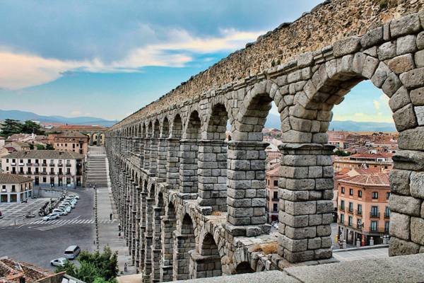 인구 100만 명이 넘는 고대 로마의 경제를 지탱했던 수도교. 