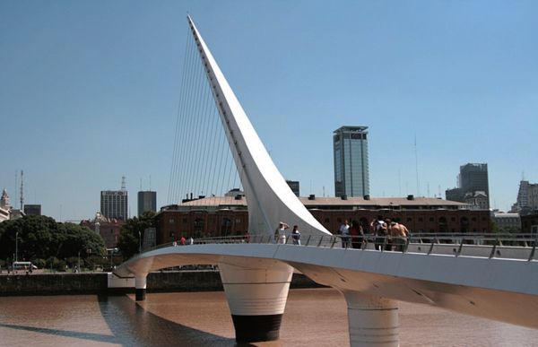 현대적인 감각으로 세워진 아르헨티나의 ‘여인의 다 리(Puente de la Mujer)’. 170m의 보행자 전용 다리로 야경이 특히 아름답다.