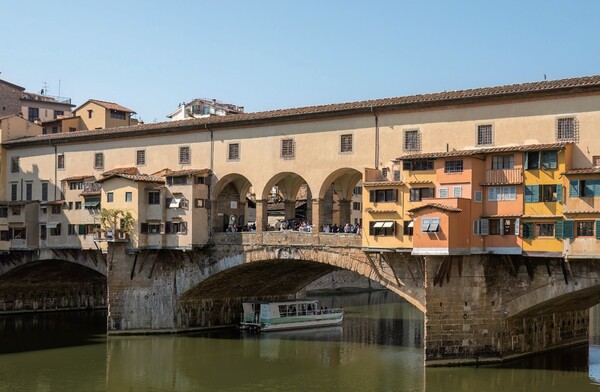 폰테베키오 다리. 이탈리아 피렌체에 있는 아르노 강에 위에 놓인 중세시대 다리이다. 층층의 상점 건물들이 이색적인데 강 쪽으로 건물들이 들쑥날쑥 튀어나온 것은 수세기에 걸친 개축과 증축에 의한 것이다. 우피치 미술관과 피티 궁전을 잇는다. 사진 위키미디어 커먼스