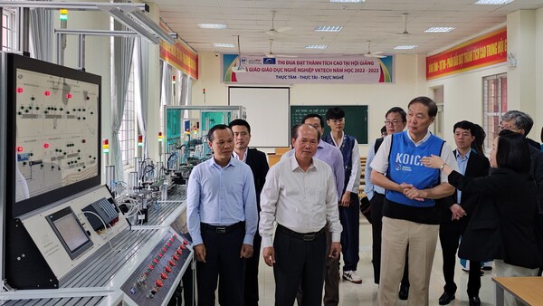 장원삼 코이카 이사장(앞줄 왼쪽에서 세번째)이 17일 오전(현지시각) 코이카가 베트남에 설립한 박장성 한베기술대학을 방문해 직업훈련 설비를 둘러보고 있다. 사진제공 한국국제협력단