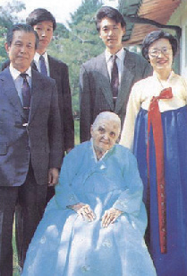 1990년 프란체스카 여사 90세 생일 기념 가족사진. 좌우로 아들 며느리, 맨 뒤 오른쪽이 맏손자 병구 씨, 왼쪽이 둘째손자 병조 씨. 사진제공 조혜자