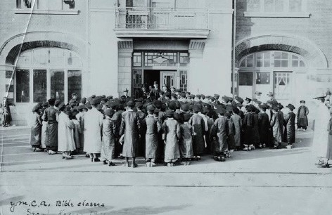 미국에서 박사학위를 받고 돌아온 이승만(맨 윗줄 오른쪽에서 두 번째)이 1911년에 YMCA에서 성경연구회 학생들을 지도하고 있는 모습. 사진제공 이승만기념관닷컴