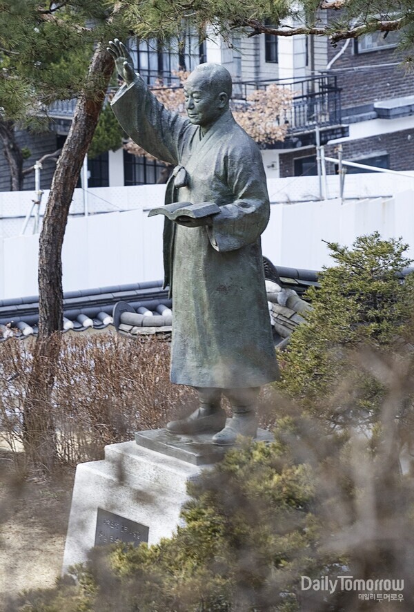 이화장 정원에 기품 있게 서 있는 이승만 대통령의 동상. 사진 박종도